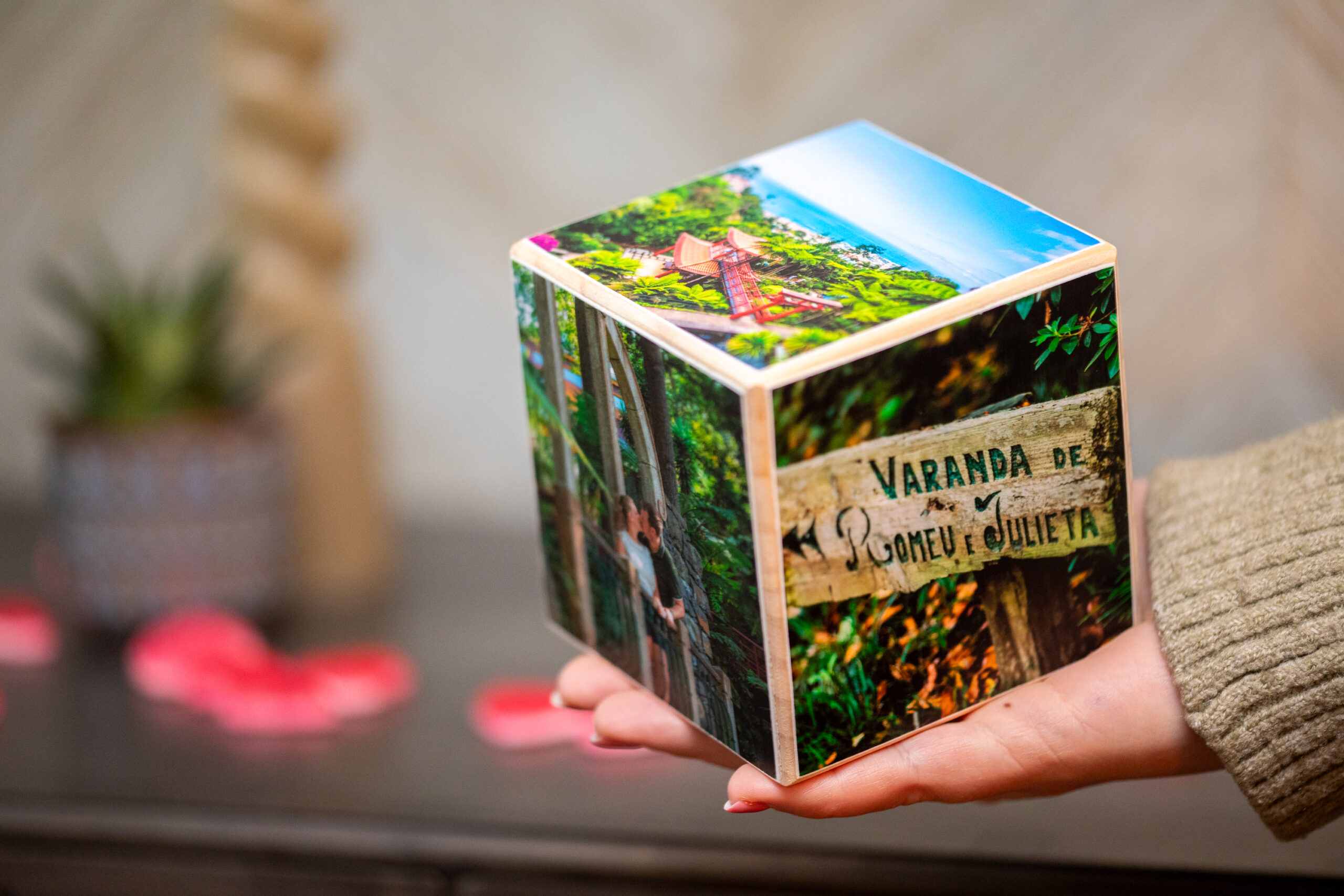 Houten fotokubus met vijf persoonlijke foto's