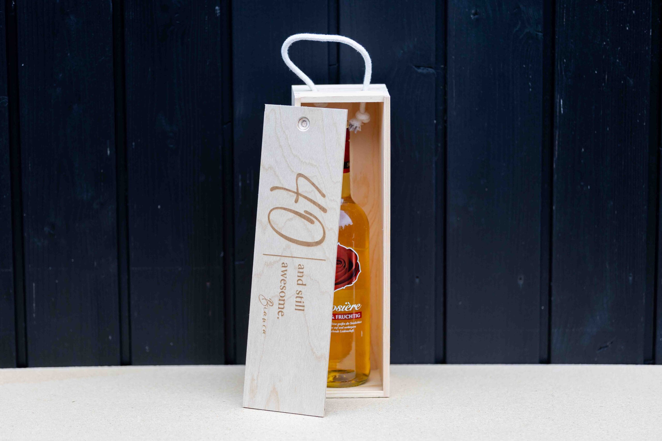 Gepersonaliseerde wijnkist met gravure als cadeau voor jarige