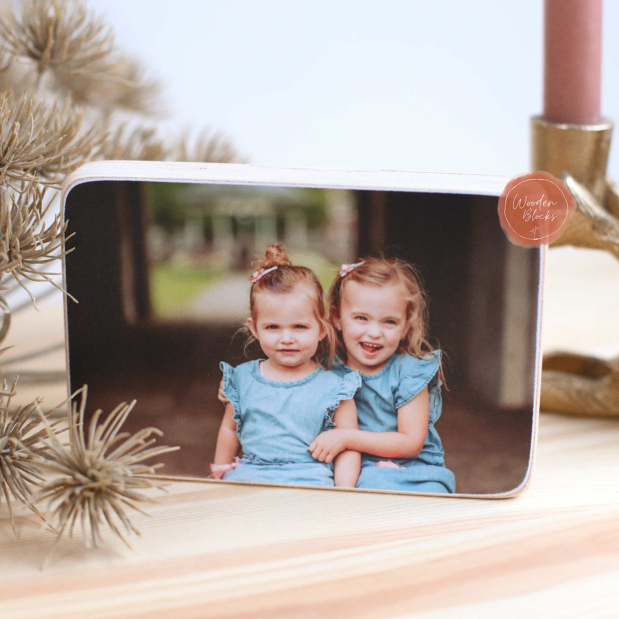 houten fotoblok in interieur met afgeronde hoeken